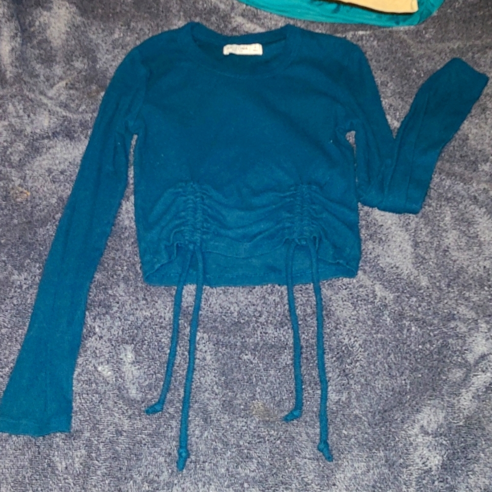 Blue scrunched top, long sleeve